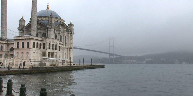 İstanbul Boğazı'nda yoğun sis etkili oluyorx
