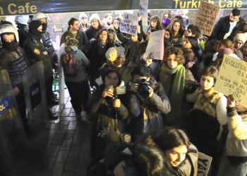 İstanbul'da izinsiz yürüyüş yapmak isteyen 160 kadın gözaltına alındı