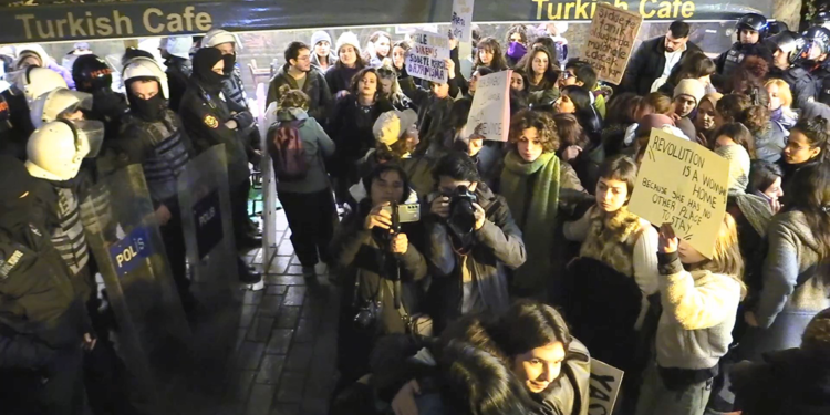 İstanbul'da izinsiz yürüyüş yapmak isteyen 160 kadın gözaltına alındı