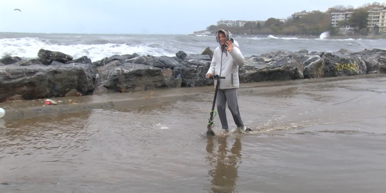 İstanbul'da lodos: Dev dalgalar oluştu, Kalamış Sahili göle döndü