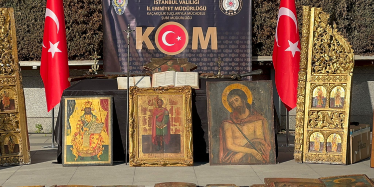 İstanbul'da tarihi eser operasyonu: Üç döneme ait eserler ele geçirildi