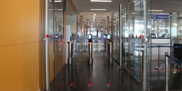 İzmir Havalimanı'nda E-pasaport sistemiyle 20 saniyede kontrol