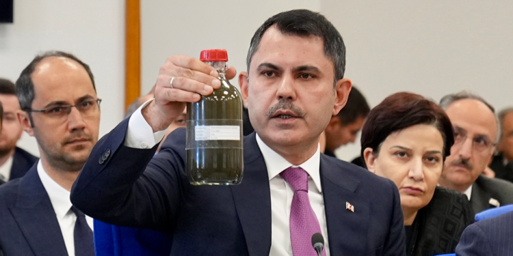 İzmir Körfezi'nin kirli suyu TBMM'de