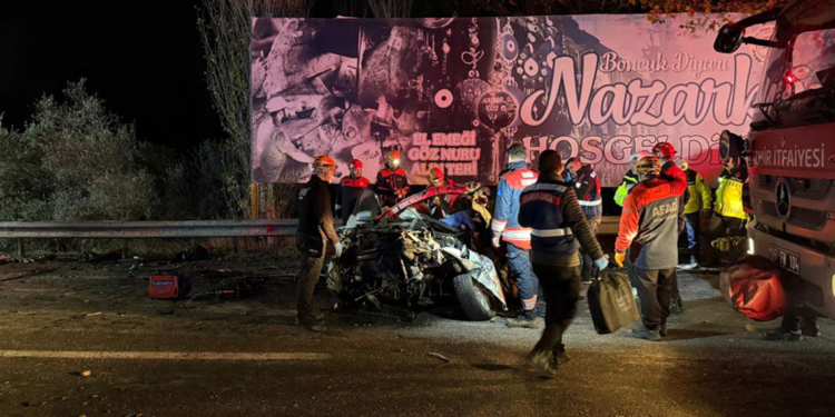 İzmir'de 6 araç zincirleme kazaya karıştı: 3 ölü, 7 yaralı