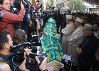 İzmir'de yanarak can veren 5 kardeş toprağa verildi
