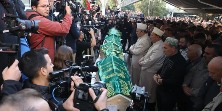 İzmir'de yanarak can veren 5 kardeş toprağa verildi