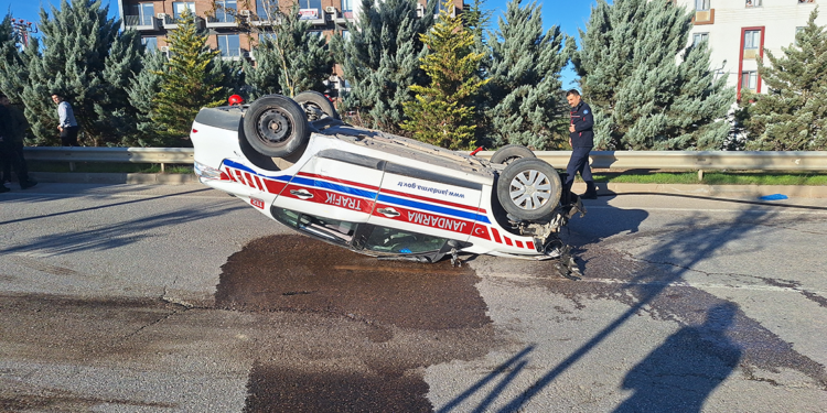 Jandarma trafik otosu takla attı; 2 yaralı