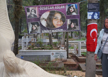 Kadına şiddetin simge ismi Özgecan Aslan mezarında anıldı