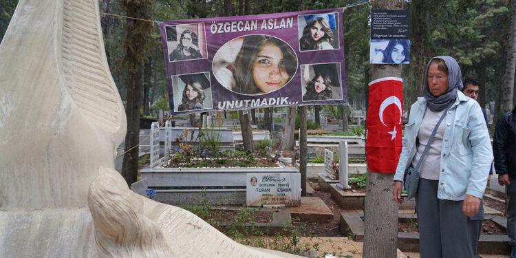 Kadına şiddetin simge ismi Özgecan Aslan mezarında anıldı