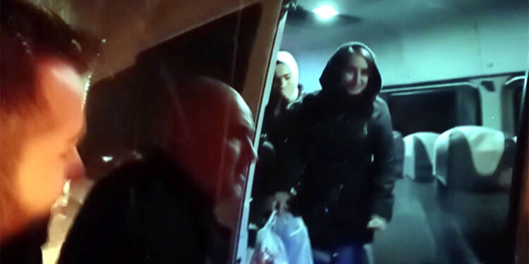 Karda mahsur kalan 10 öğretmen kurtarıldı