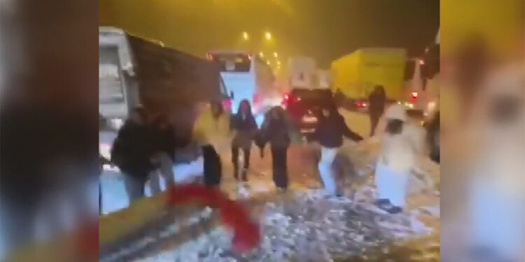 Kar nedeniyle yolda mahsur kalan yolcular halay çekti