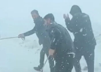 Karabet Geçidi'nde kar yağışı