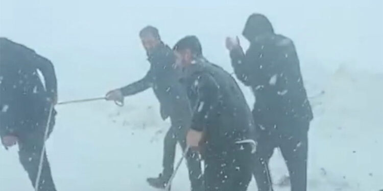 Karabet Geçidi'nde kar yağışı