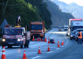 Karadeniz Sahil Yolu'nda heyelanın izleri siliniyor