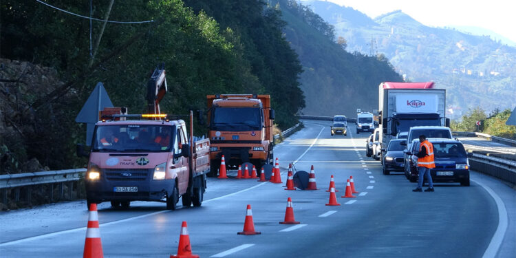 Karadeniz Sahil Yolu'nda heyelanın izleri siliniyor
