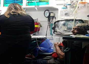 Yoğun kar nedeniyle mahsur kalan çift kurtarıldı