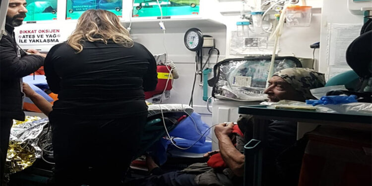 Yoğun kar nedeniyle mahsur kalan çift kurtarıldı