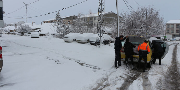 Karlıova'da 20 köy yolu ulaşıma kapandı; eğitime 1 gün ara
