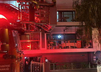Karşıyaka'da bir evde çıkan yangında 3 kişi dumandan etkilendi