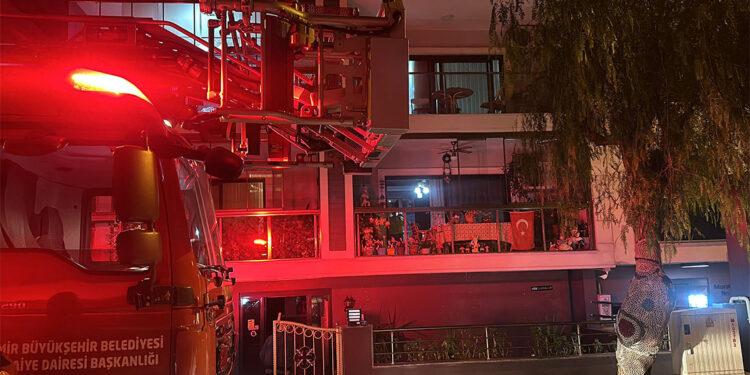 Karşıyaka'da bir evde çıkan yangında 3 kişi dumandan etkilendi
