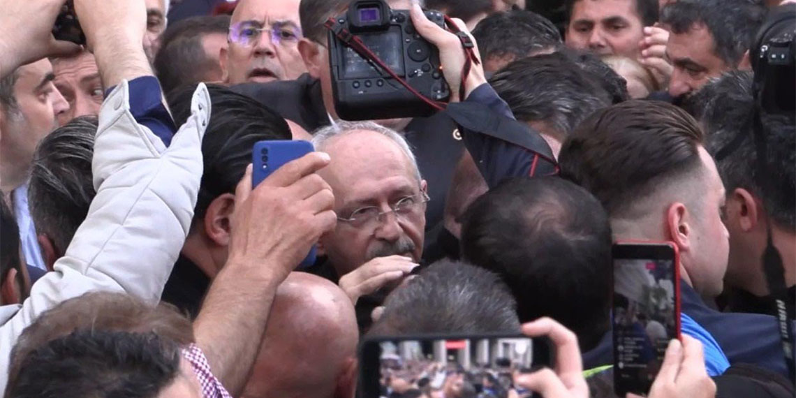 Kemal Kılıçdaroğlu, Cumhurbaşkanı Erdoğan'a hakaret davasında savunma yaptı. Kılıçdaroğlu, “Ne mutlu ki bana mahkeme karşısına rüşvet suçundan çıkmadım. Ne mutlu ki bana karşınıza vatana ihanetten de çıkmadım" dedi.