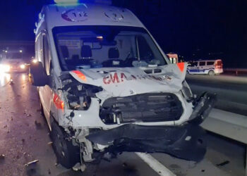 Kırıkkale'de ambulans ve iki otomobil çarpıştı; 1 ölü, 5 yaralı