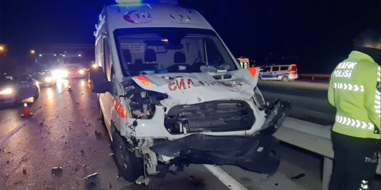 Kırıkkale'de ambulans ve iki otomobil çarpıştı; 1 ölü, 5 yaralı