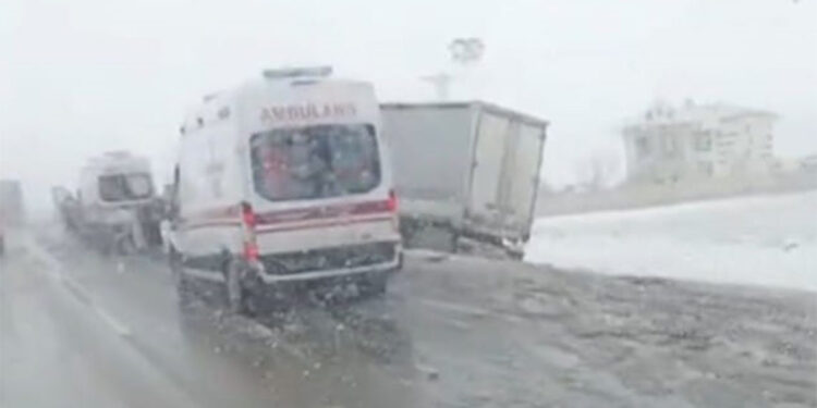 Kırşehir'de 9 araç zincirleme kazaya karıştı: 9 yaralı