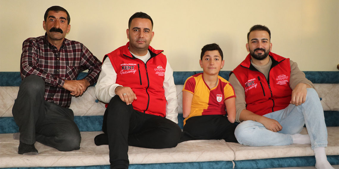 Van'ın Tuşba ilçesinde doğuştan dirsek altından kol ve bacakları olmayan Nakşin Özdemir'in (15) kullanamadığı protezleri, Gaziantep Büyükşehir Belediyesi tarafından yenilenecek.