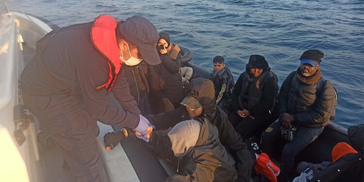 Kuşadası'nda 30 kaçak göçmen yakalandı