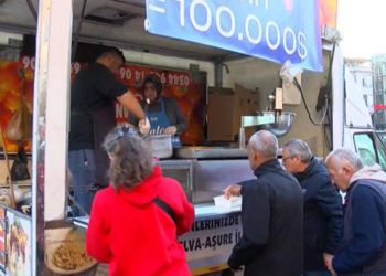 Kadıköy'de Bitcoin'in yükselişini kutlamak için lokma dağıttılar