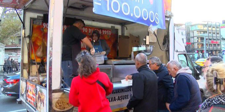 Kadıköy'de Bitcoin'in yükselişini kutlamak için lokma dağıttılar