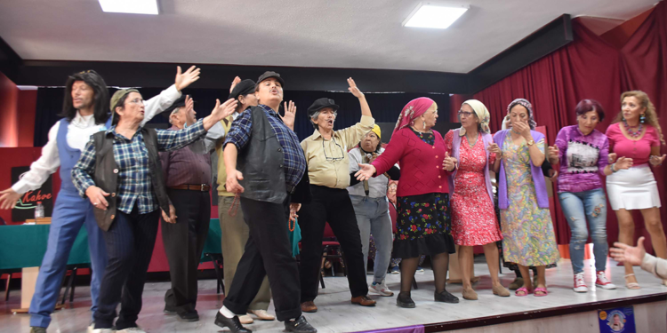 Kadın tiyatrosunun üyeleri, sahne ışıklarıyla buluştu