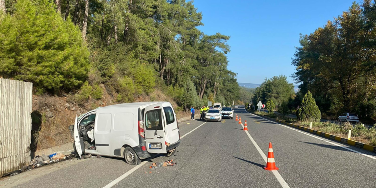 Kamyonet istinat duvarına çarptı; 2 çocuk öldü