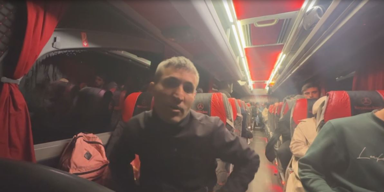 Kara saplanan tur otobüsündeki 48 kişi kurtarıldı