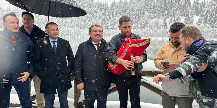 Karagöl'de kar eşliğinde turizm toplantısı