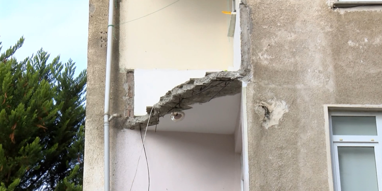 Kartal'da balkonu çöken bina mühürlenerek boşaltıldı