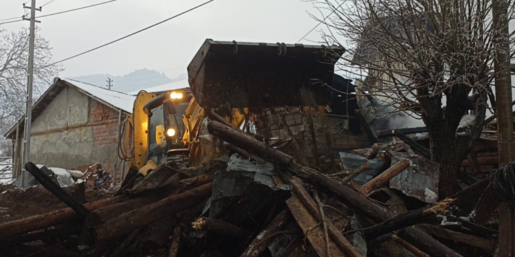 Kastamonu'da 2 katlı evde yangın; baba ve engelli oğlu aranıyor