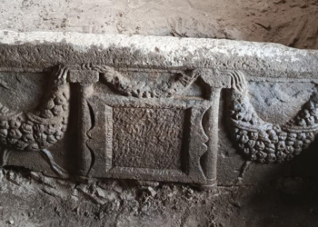 Kayseri'de lahit mezar ve 1800 yıllık 5 el yazması kitap ele geçirildi