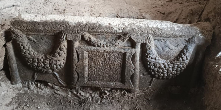 Kayseri'de lahit mezar ve 1800 yıllık 5 el yazması kitap ele geçirildi