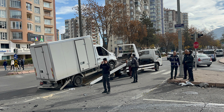 Kayseri'de otomobil ile kamyonet çarpıştı; 6 yaralı