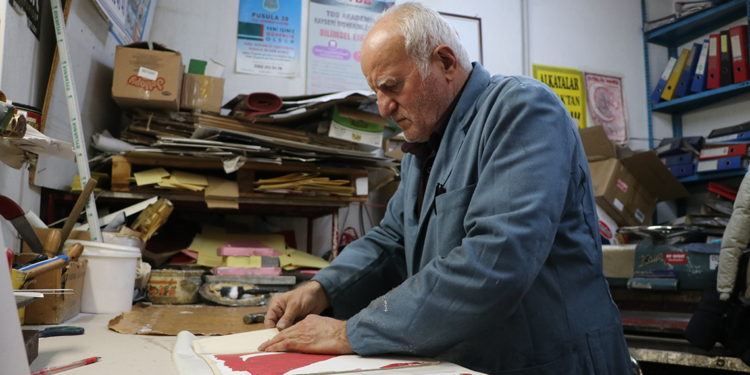 Kayseri'nin tek ciltçisi, 42 yıldır tarihi kitapları onarıyor