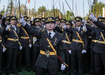Kılıçlı yemin eden teğmenler disipline sevk edildi