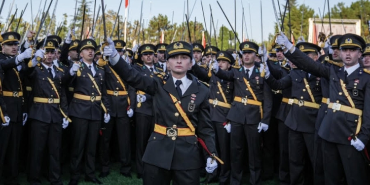 Kılıçlı yemin eden teğmenler disipline sevk edildi