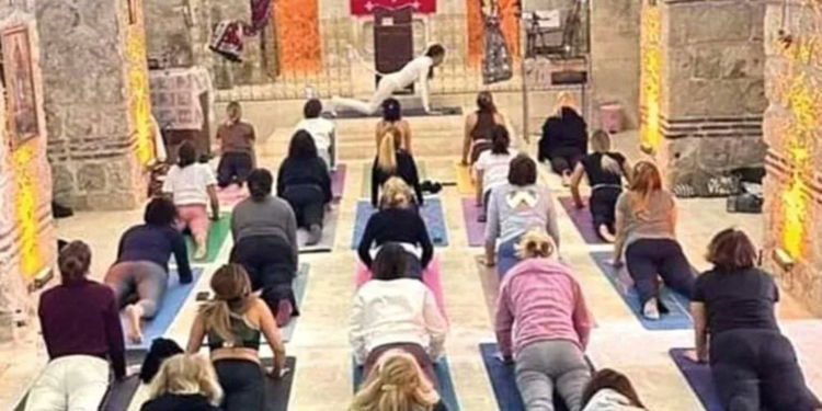 Kilisede düzenlenen yoga etkinliğine soruşturma