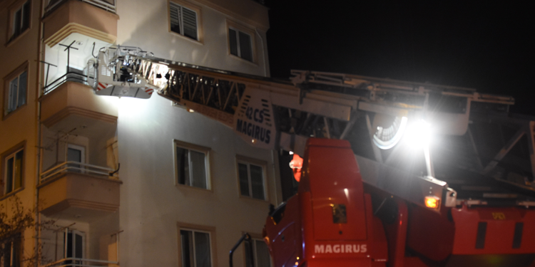 Kırtasiye deposunda çıkan yangında 14 kişi mahsur kaldı