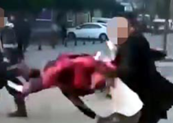 Kız çocuğunu taciz ettiği iddia edilen taksiciyi dövdüler