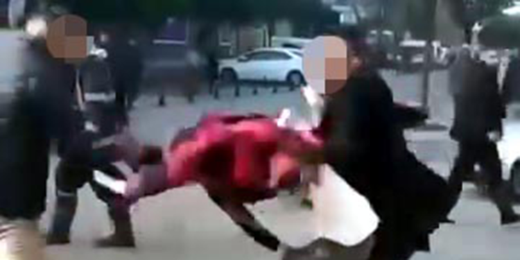 Kız çocuğunu taciz ettiği iddia edilen taksiciyi dövdüler