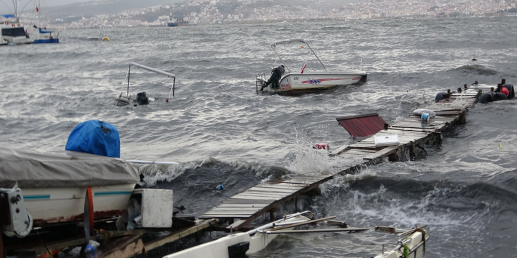 Kocaeli'de sağanak ve fırtına nedeniyle tekneler battı