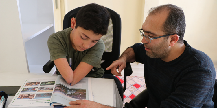 Kol ve bacakları olmayan Nakşin, lise eğitimini de evde görüyor